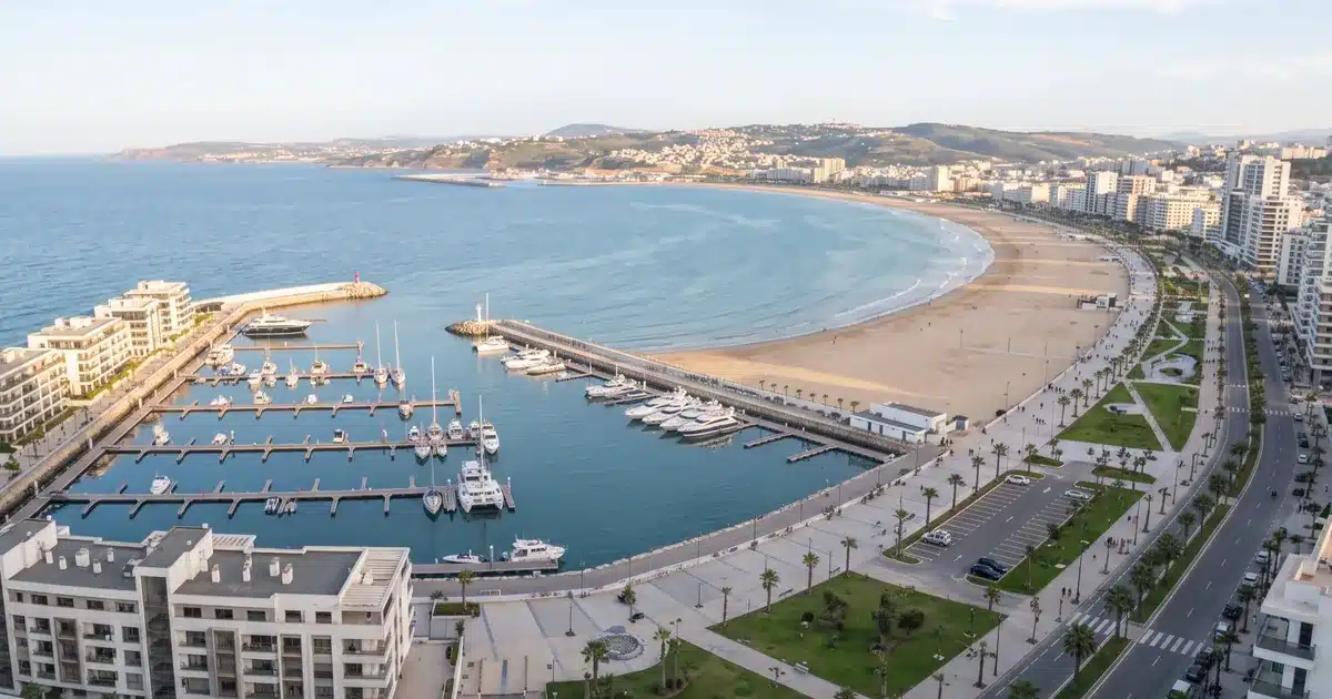 Vue sur la marina et la baie de Tanger, destination prisée des MRE pour acheter un appartement au Maroc